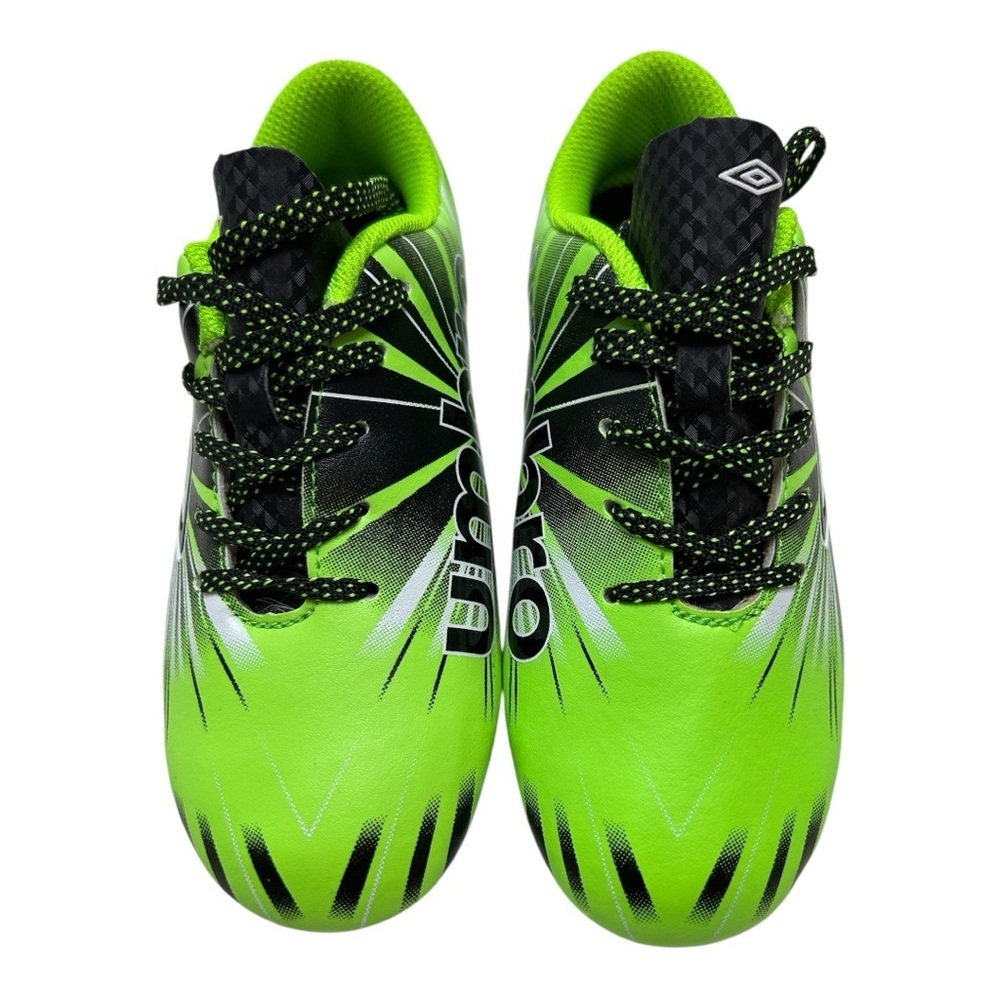 Umbro Kids Neon Green and Black soccer cleats
#soccercleats#soccer#Sport#athlete